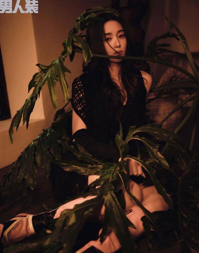 26岁徐艺洋登《男人装》11月封面,穿半透明抹胸大秀美腿,太辣了