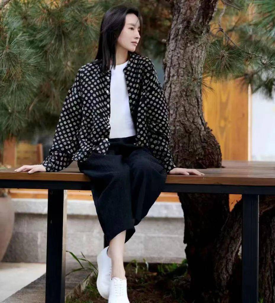 同时也希望大家都能像董洁一样穿出自己的风格和气质.