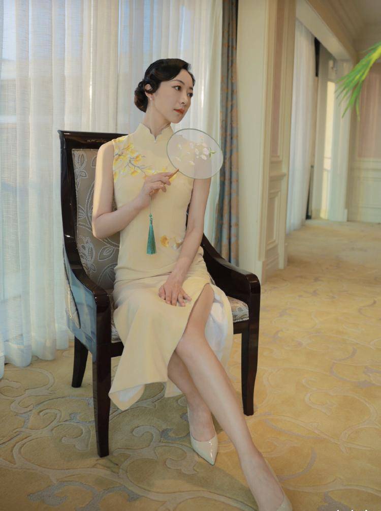 韩雪旗袍造型引领时尚潮流,传承中国传统文化