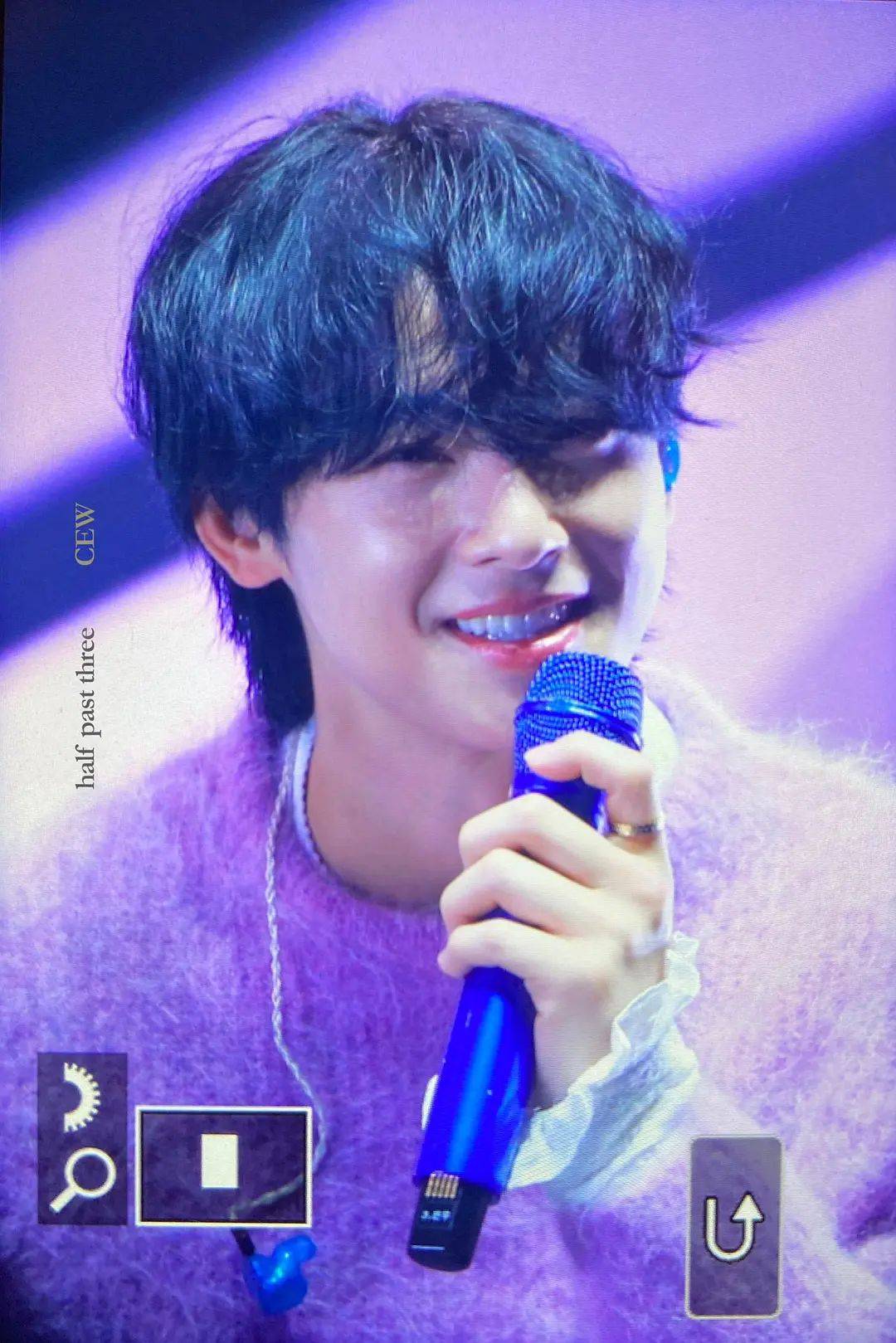 然而,从车银优在演出舞台的照片中可以看出,他的头顶上出现了明显的