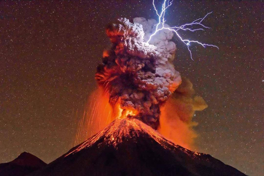 火山喷发广泛分散,火山碎屑空落物质,喷发年龄时间受古地磁约束
