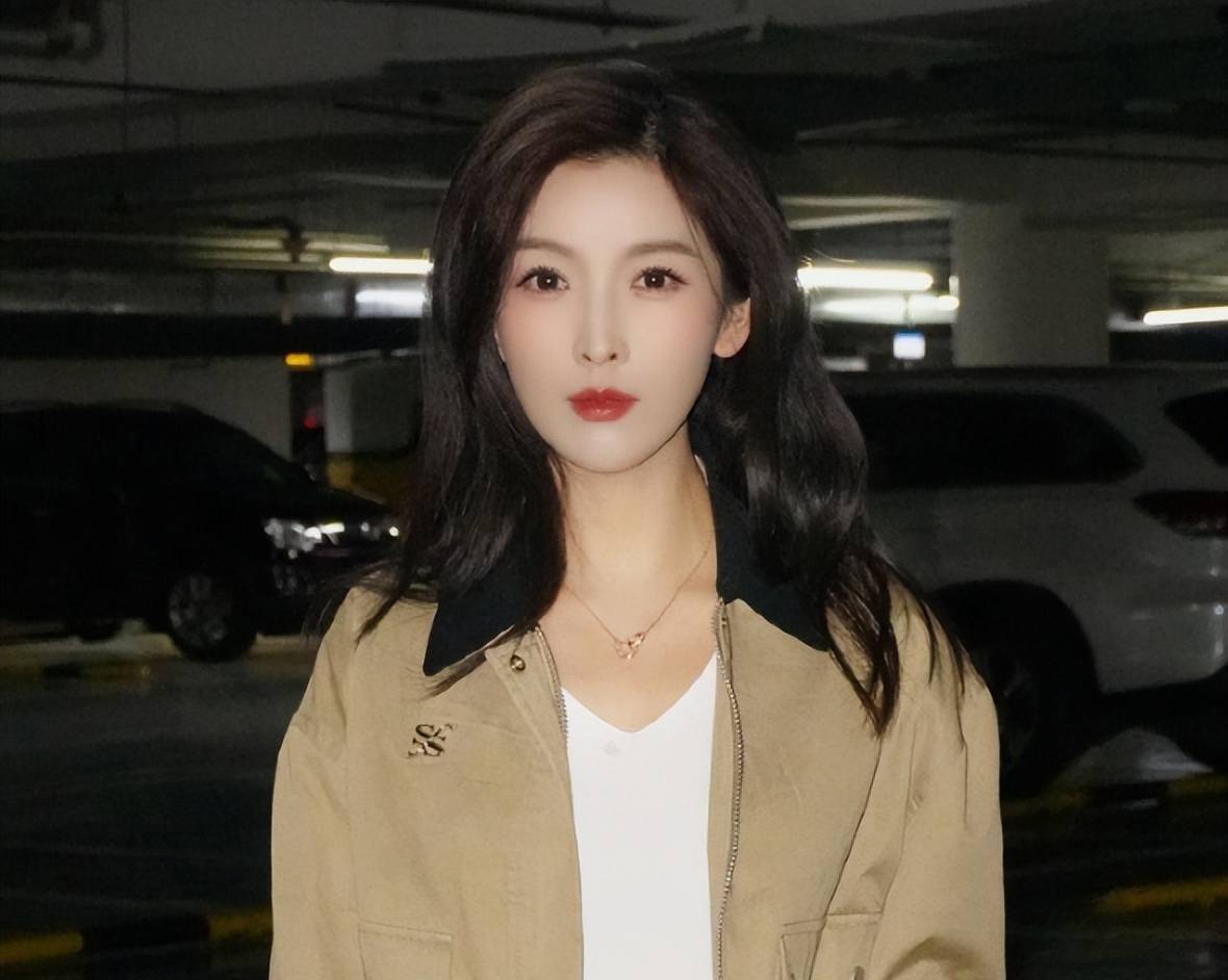 凤凰卫视美女主持朱梓橦:高颜值哈佛才女,30岁至今婚