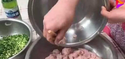 海边人这样做鲅鱼馅水饺，独特的和馅方法你绝对没见过，超美味(图3)