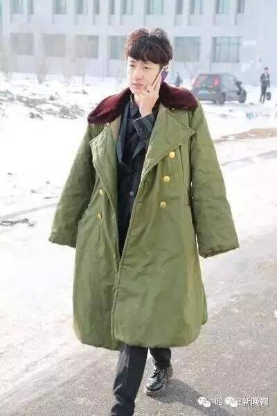 00后学生流行穿军大衣,称实惠且耐用,网友:土到极致就是潮_时尚_大学