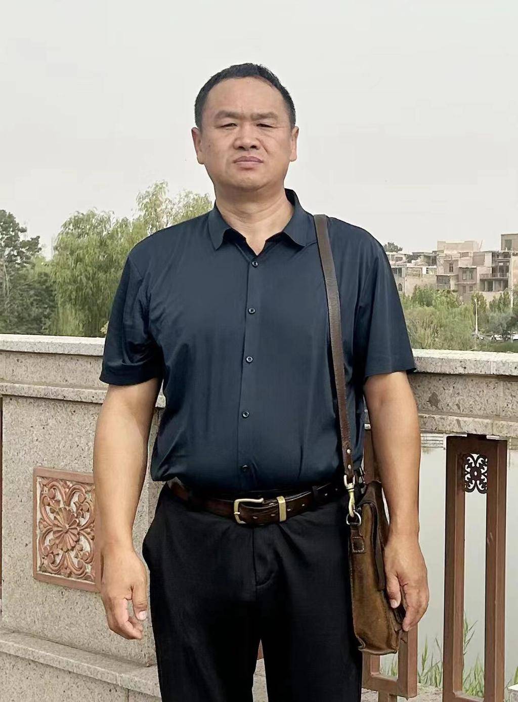 大湘南风景油画研究会会员,新疆阿拉尔市