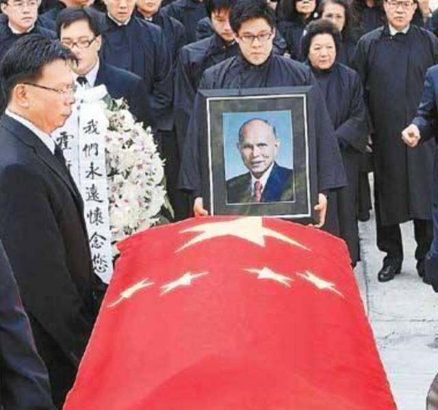 霍英东葬礼:霍启刚手捧遗像,何鸿燊和李嘉诚扶灵,待遇堪比国葬_香港