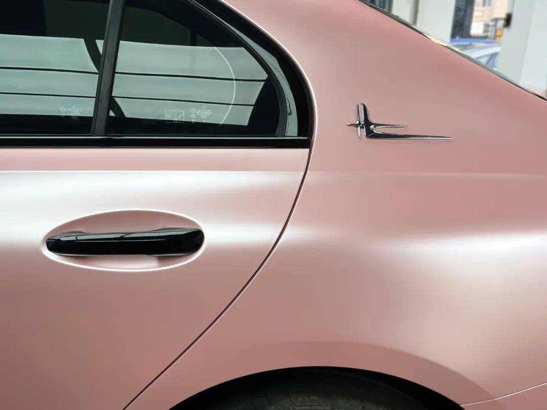 g2改色膜丨奔驰c260l改色电光樱花粉·甜酷飒爽_搜狐汽车_搜狐网