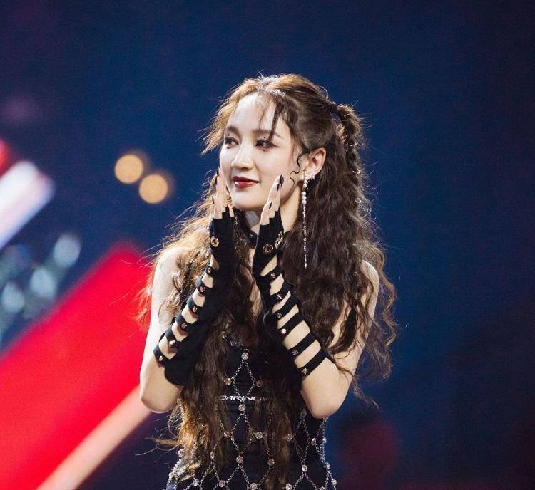 《浪姐》孟佳被淘汰,众人第一反应都很惊讶,王霏霏现场崩溃大哭_节目