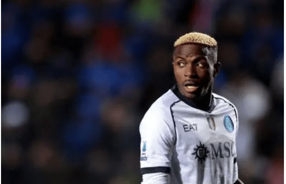 热苏斯在社交媒体上分享的照片中,球员们充满活力地庆祝着进球_球迷