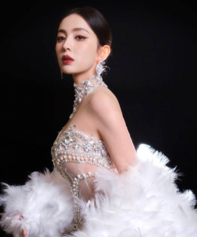 古力娜扎惊艳透视裙,诱惑身材炸裂!_魅力_珠宝_曲线