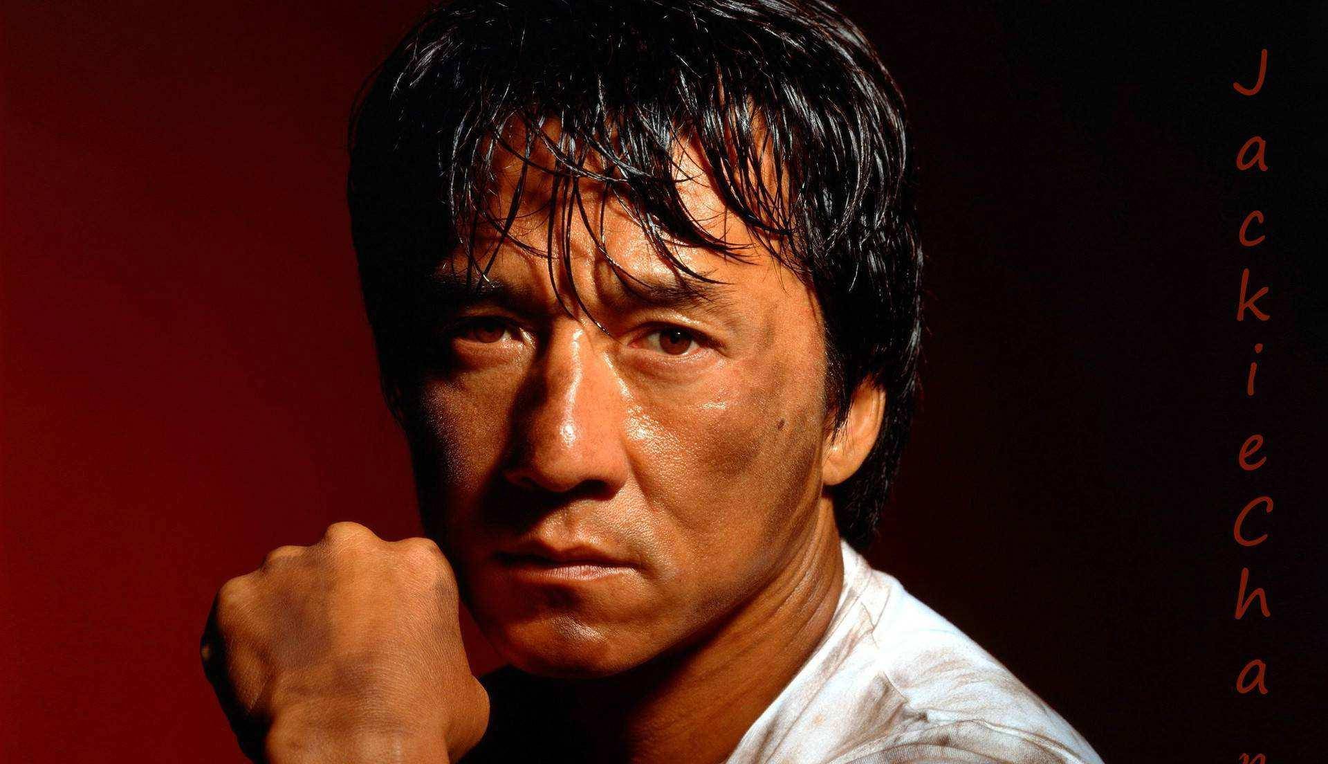 成龙是否花拳绣腿成龙身高173cm,体重75kg,就是不练武术,他这身材也