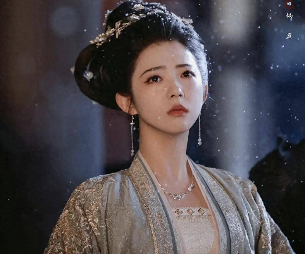 剧播之前,争议最大的角色当属何蓝逗扮演的杨盈公主,认为娃娃脸的她撑