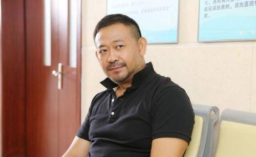 姜武姜文弟弟专宠1人,哥哥为宁静弃刘晓庆,转身再娶小15岁娇妻_宋妍