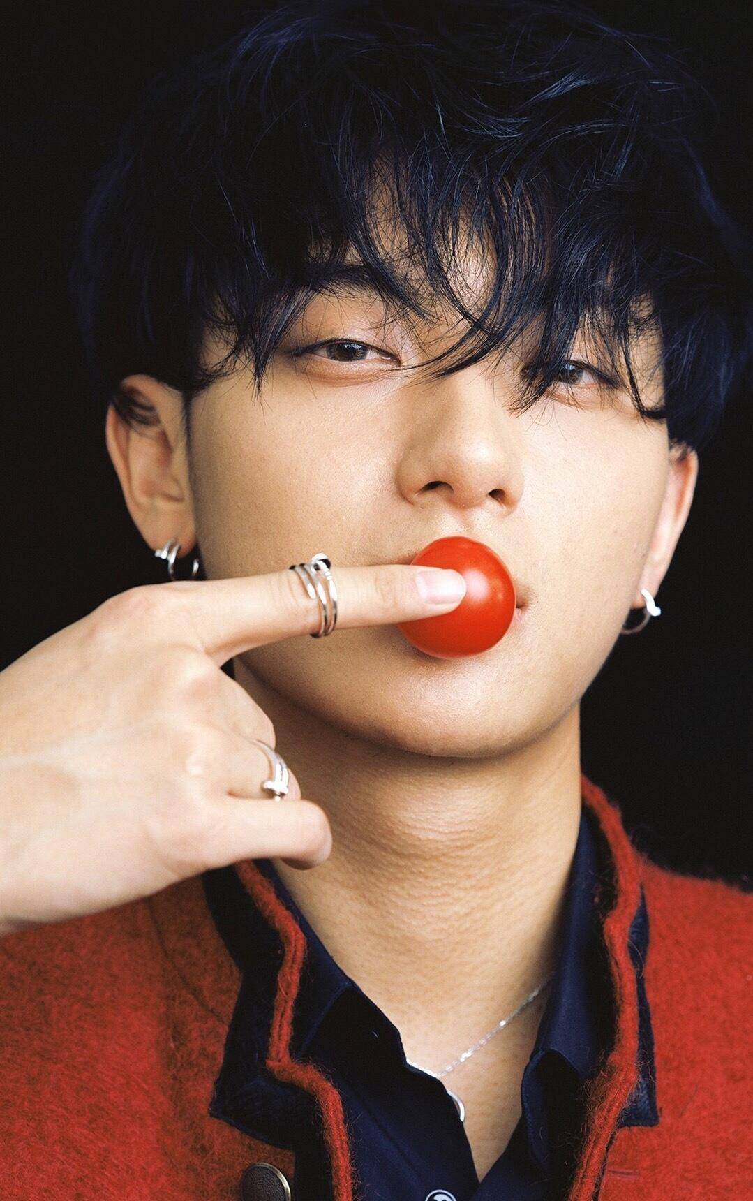 看到这些生图,我才知道黄子韬的"颜值"被低估了_男性_红色_外套