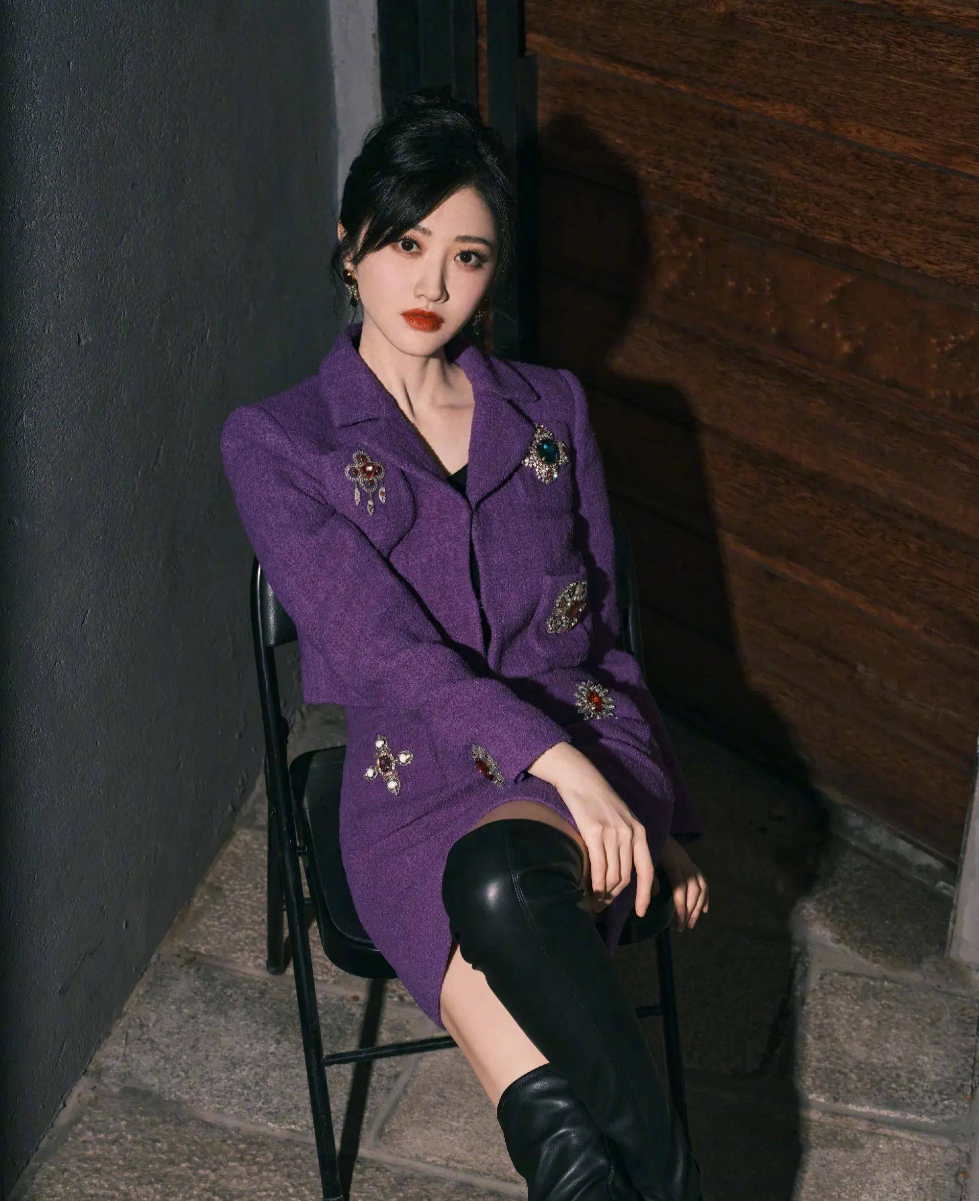 景甜富家千金变"紫衣少女",一身紫色搭配长靴,妩媚气质太迷人_靴子