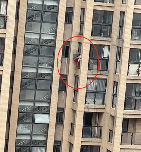 湖北武汉:66岁婆婆忘带钥匙竟翻窗回家,被困14楼窗台外