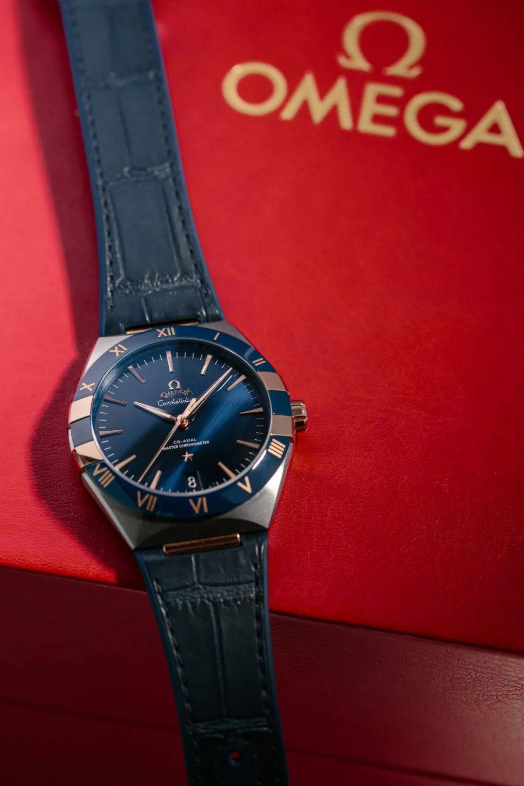 细节也非常耐品陶瓷表圈上的金色罗马数字由omega ceragold特殊技术