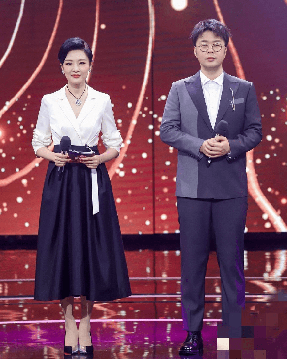 当49岁董卿和55岁周涛站在一起,终于明白什么叫做"顶级骨相"_造型