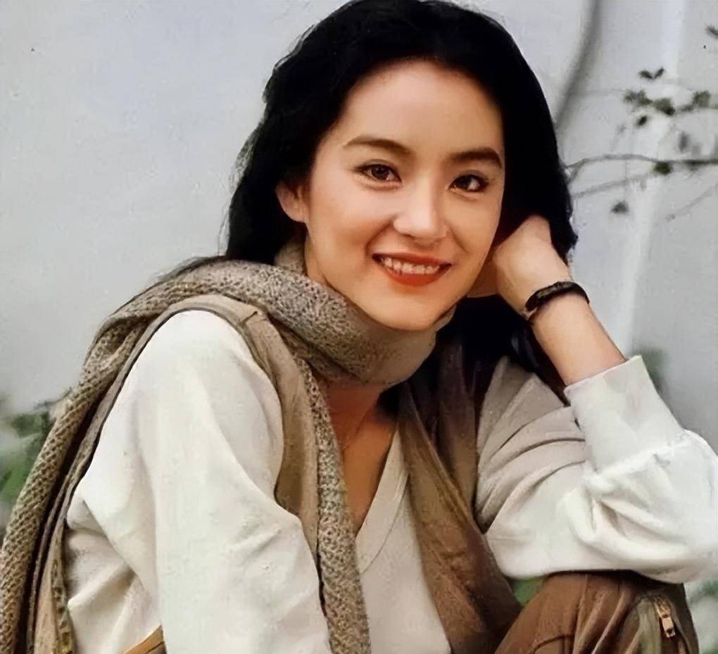 林青霞年轻时曾跟甄妮老公同床过夜,三人一起睡?