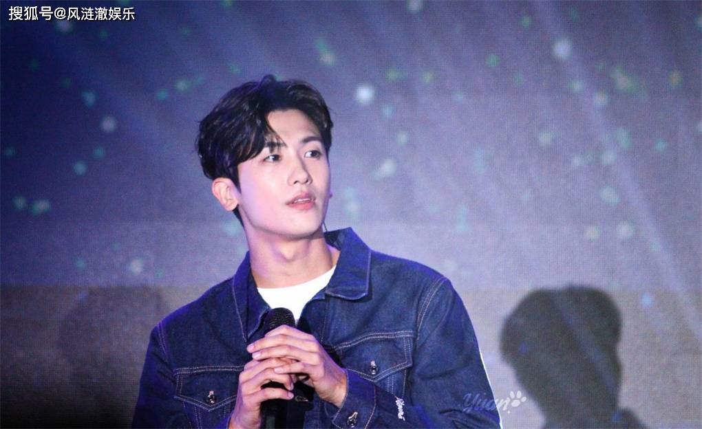 当天,朴叙俊身穿黑色大衣,手拿一束鲜花遮住俊朗的