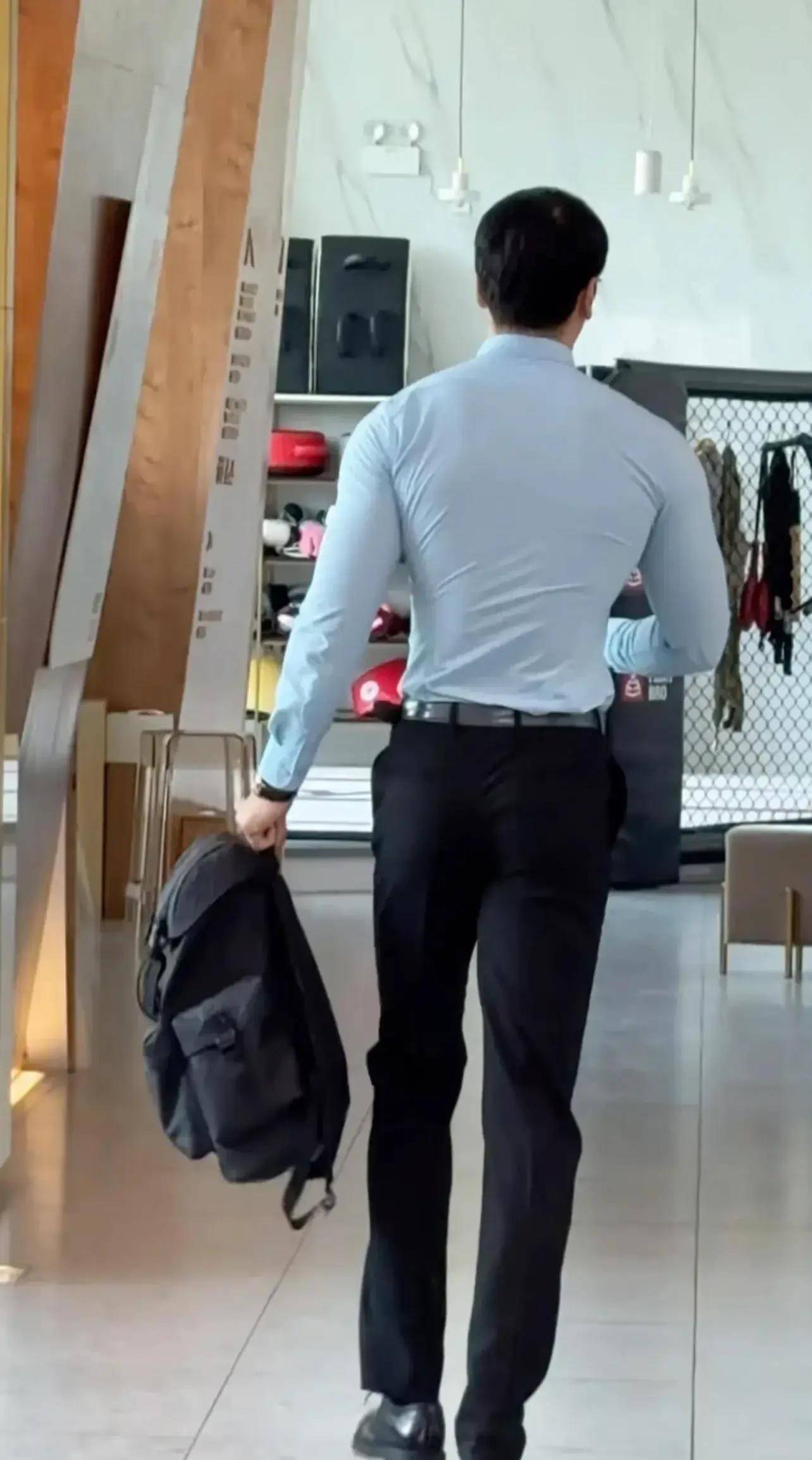 身高190的40岁大叔穿修身衬衫在健身房锻炼!
