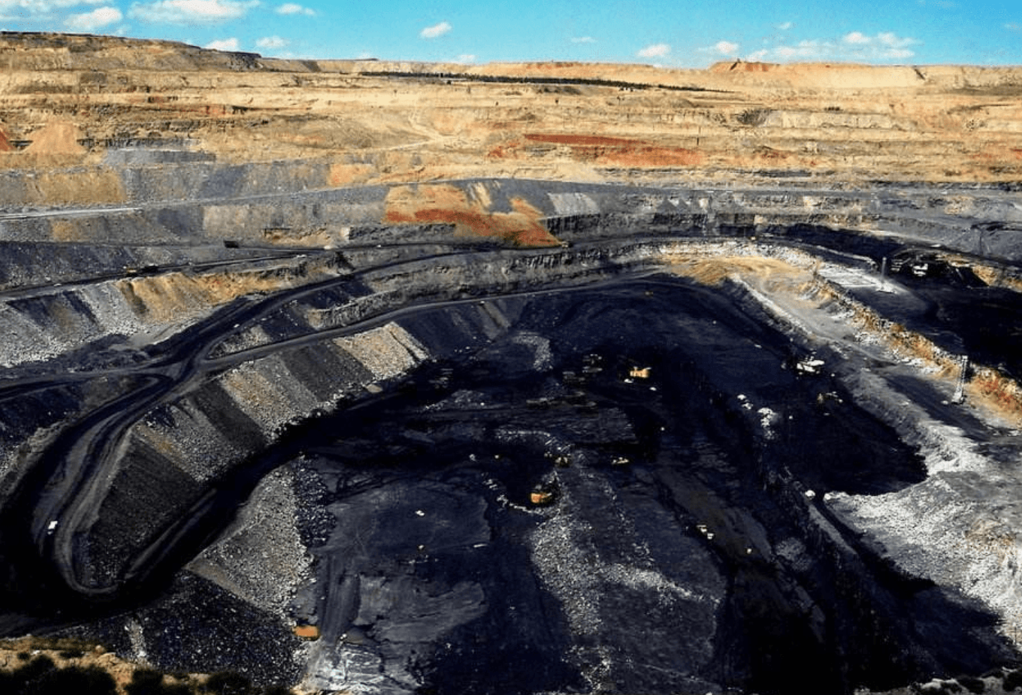 55米厚的煤层开采了118年,中国第一露天煤矿,现在成什么样了(图5) 55米厚的煤层开采了118年,中国第一露天煤矿,现在成什么样了(图5)