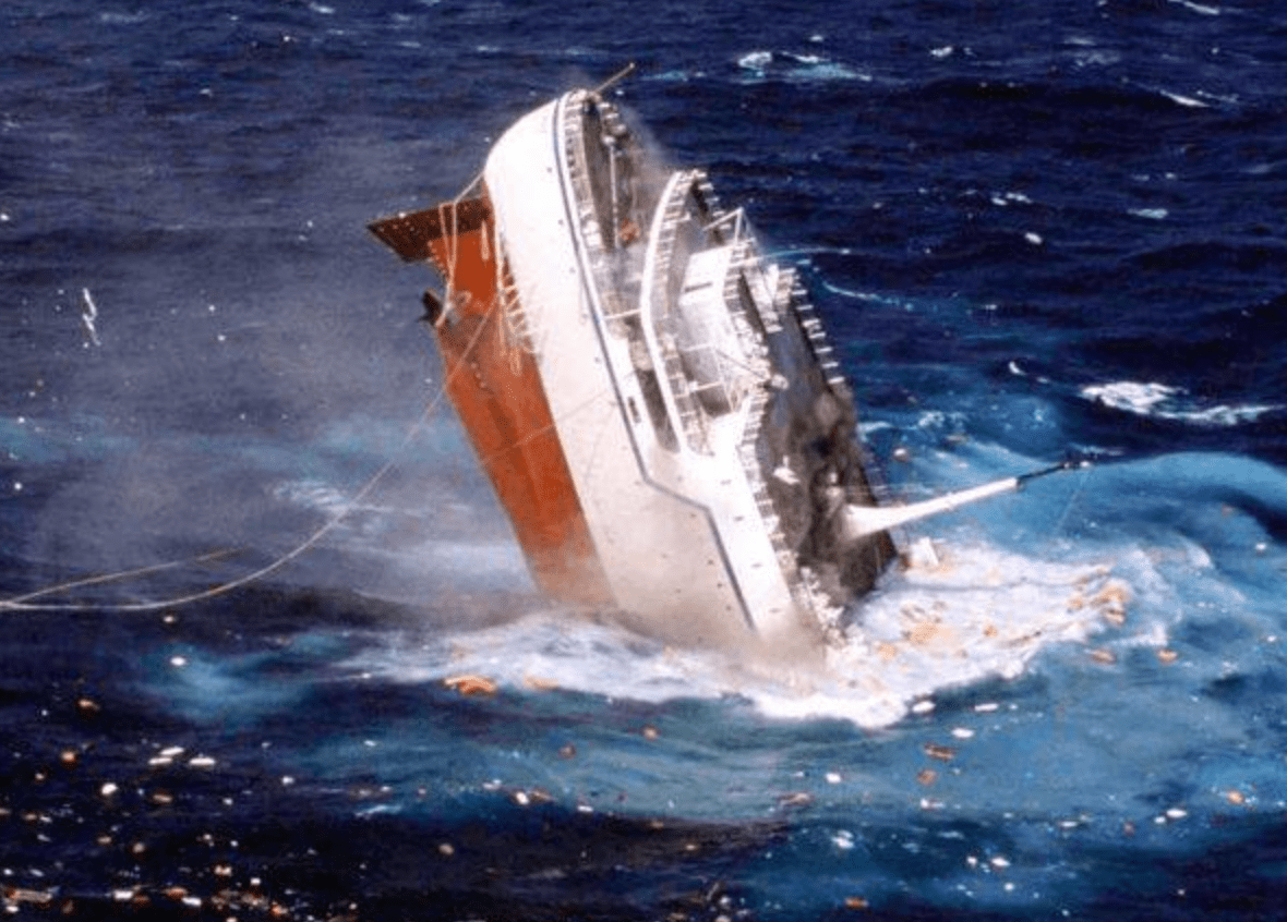 大型海船在失事的时候,为什么宁愿等到船沉没,也不能跳海求生?(图6) 大型海船在失事的时候,为什么宁愿等到船沉没,也不能跳海求生?(图6)