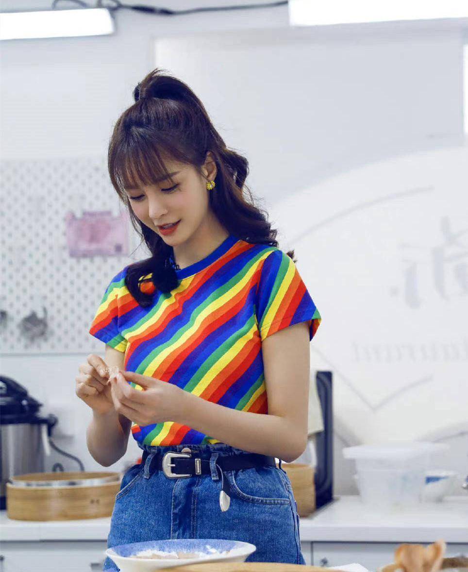 还是沈梦辰的青春演绎,同一套穿搭展现出不同年龄段的独特风格