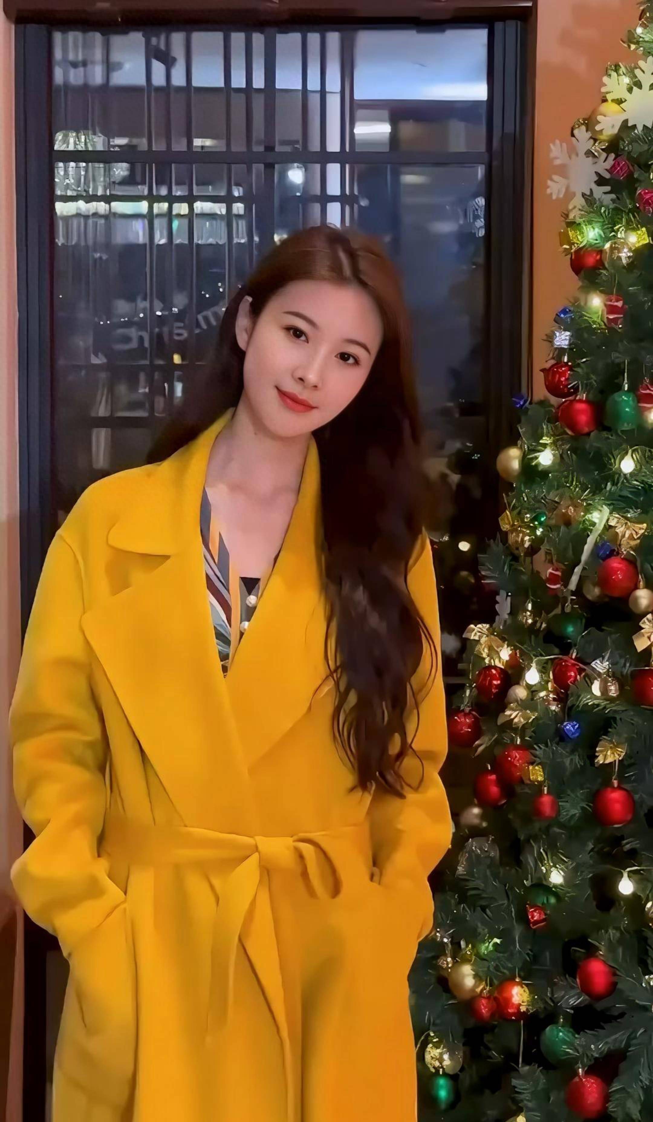 美女姐姐的黄色风衣穿搭引领潮流!_时尚_漂亮_造型