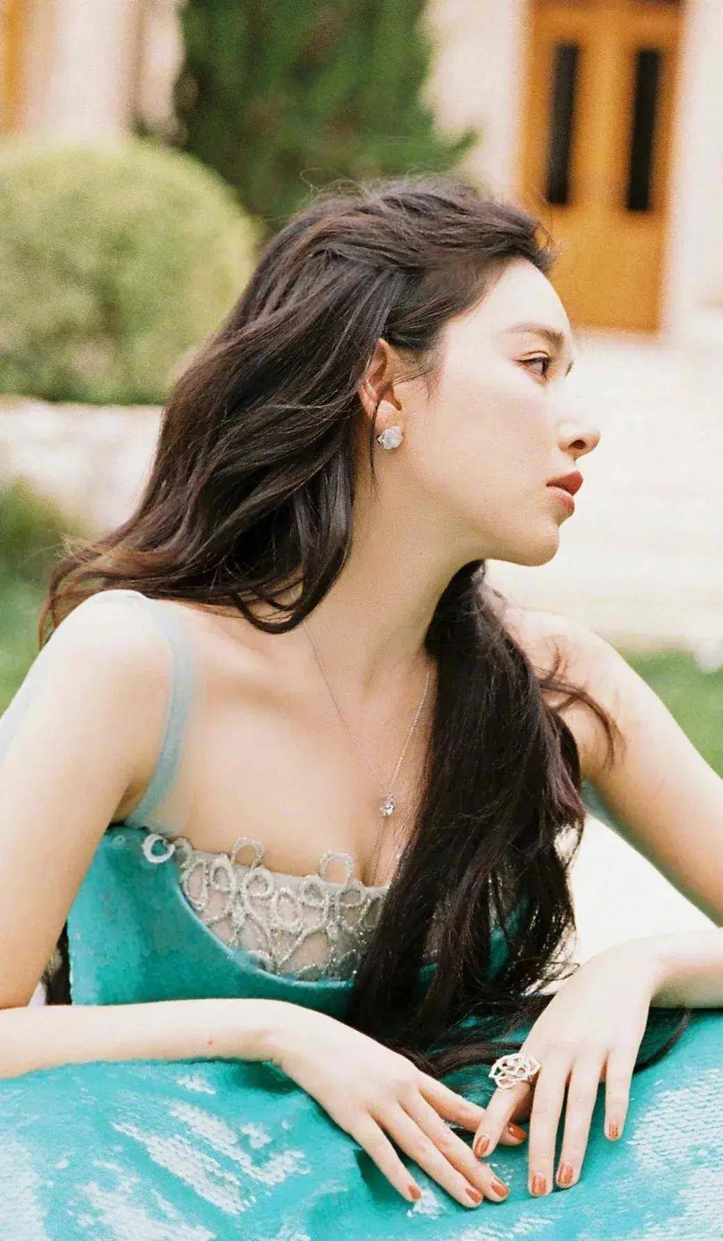 阚清子性感美图:蓝绿抹胸裙展现清新魅力,女神风范._长裙_观众_的设计