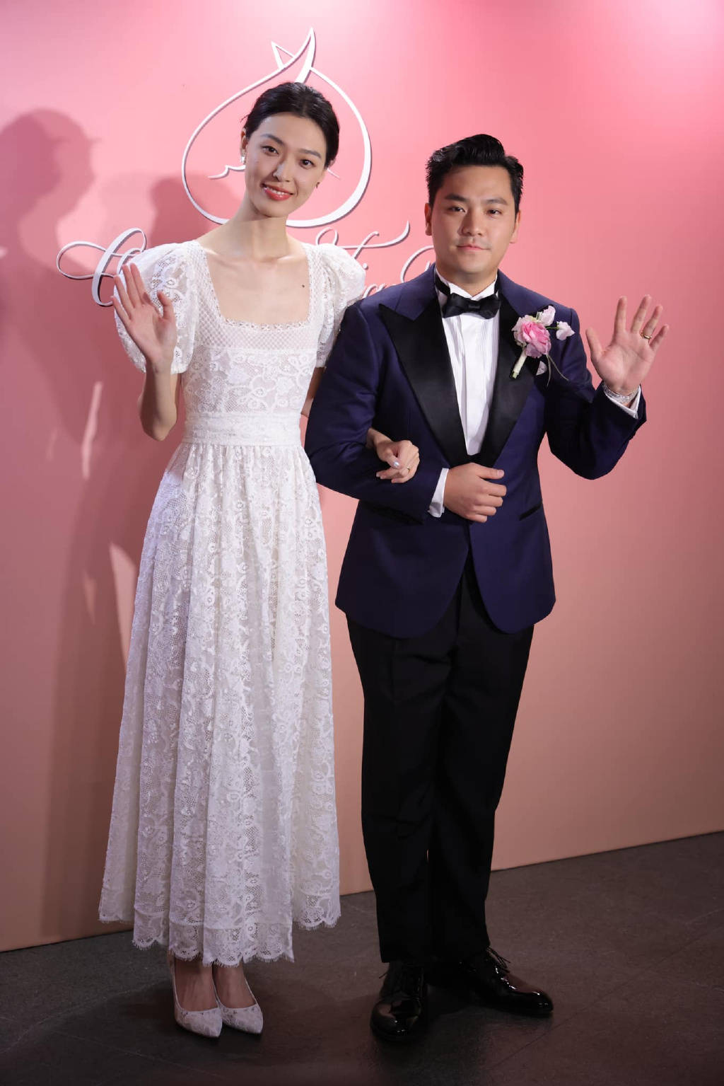 张艾嘉儿子和游天翼大婚,众星到场祝福,唐鹤德和施南生也来了_何超琼