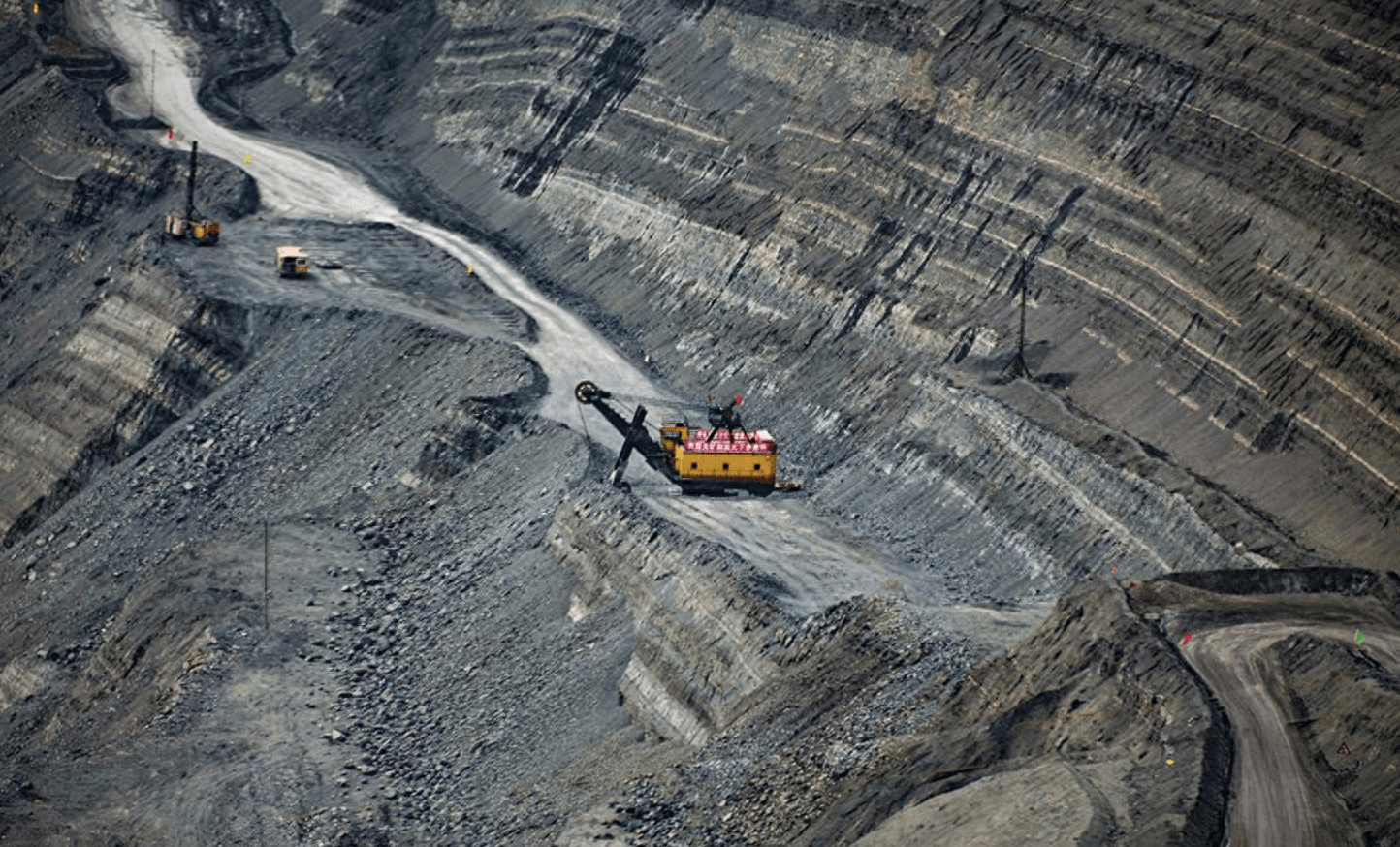 55米厚的煤层开采了118年,中国第一露天煤矿,现在成什么样了(图1) 55米厚的煤层开采了118年,中国第一露天煤矿,现在成什么样了(图1)