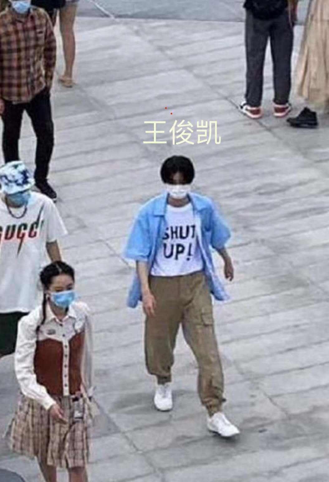 王俊凯,刘昊然和胡先煦同游迪士尼 三人神仙同框!_网友_电影_影视剧
