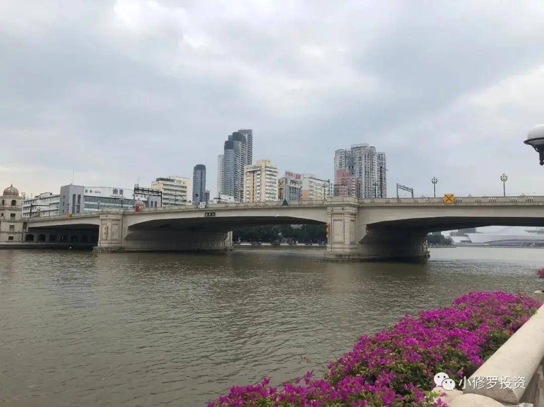 橋下的有軌電車一德路盡頭是越秀兒童公園,也是越秀和荔灣區的分界線