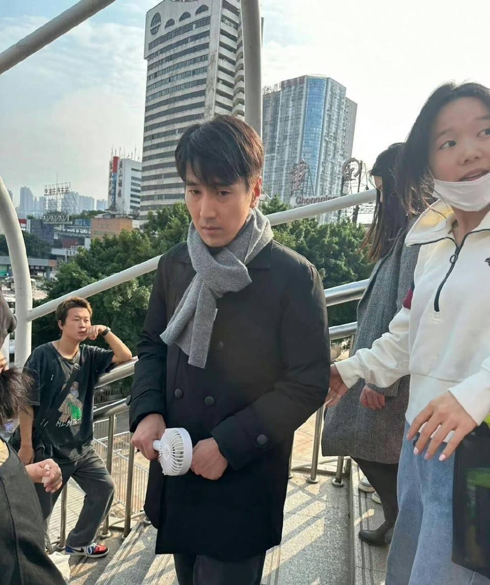 高圆圆母女探班赵又廷,4岁女儿细胳膊细腿,蹦蹦跳跳欢快如精灵_孩子