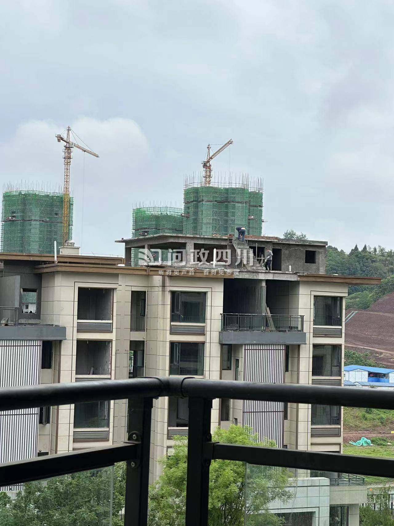 南充:网友反映明信水印长滩小区违建严重!