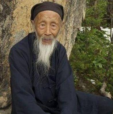 他避世修行70年,亂世時曾下山救世,活了104歲,被稱