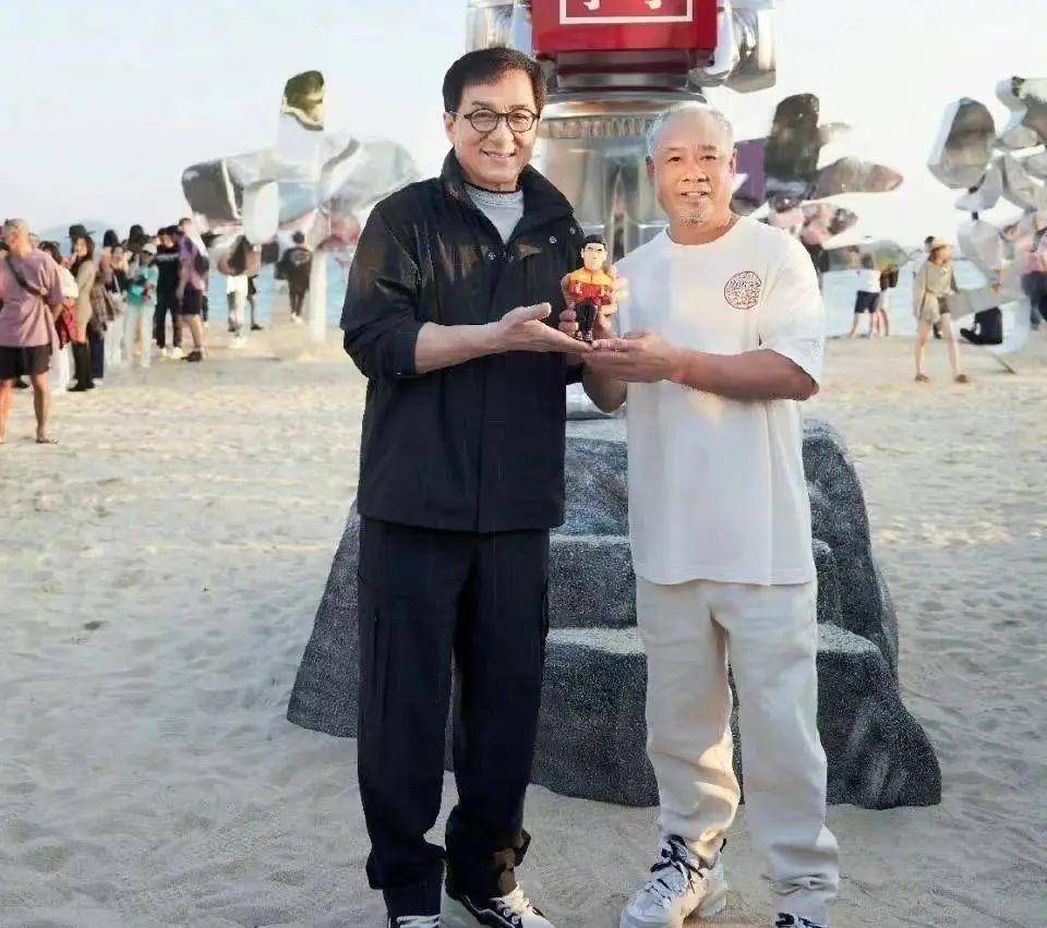 从李宁的穿搭中我们可以看出,时尚不仅仅是年轻人的游戏,每个年龄段都