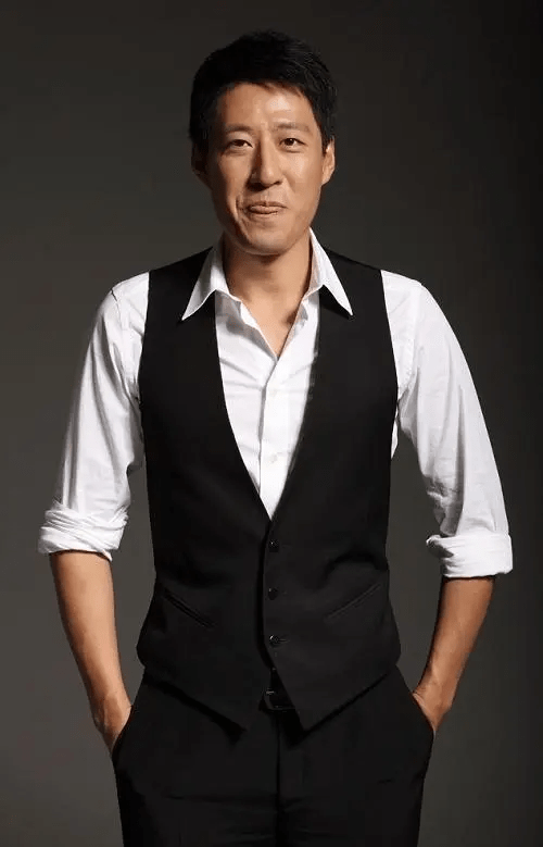 于震:二婚娶小13岁娇妻,婚后连生三胎,如今一家五口其乐融融_表演