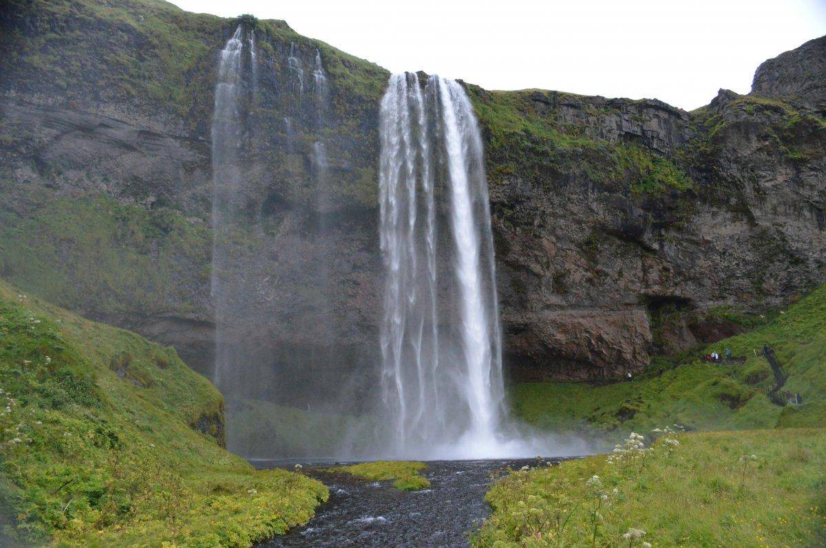 9,《水仙子·重观瀑布》乔吉〔元代〕天机织罢月梭闲,石壁高垂雪练寒.