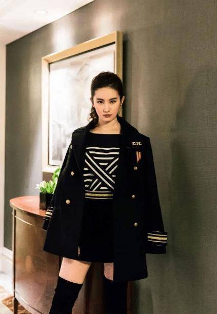 刘亦菲外媒无修图好惊艳,穿黑色网纱连衣裙亮相,皮肤太抗打了_的设计