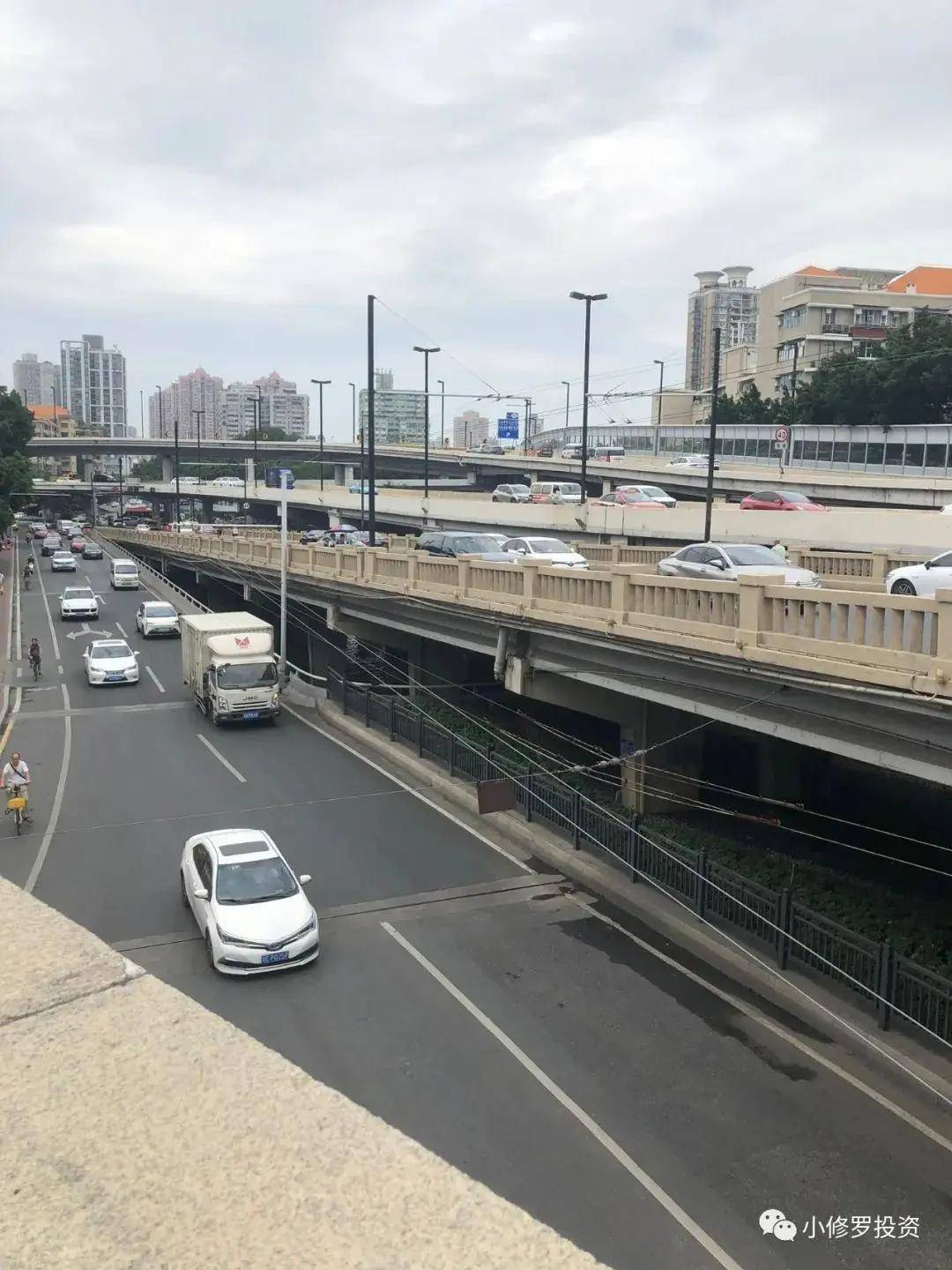 橋下的有軌電車一德路盡頭是越秀兒童公園,也是越秀和荔灣區的分界線