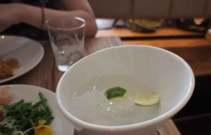 吃西餐时，服务员会端来一杯檬水，如果你喝掉，是会特别尴尬的(图3)