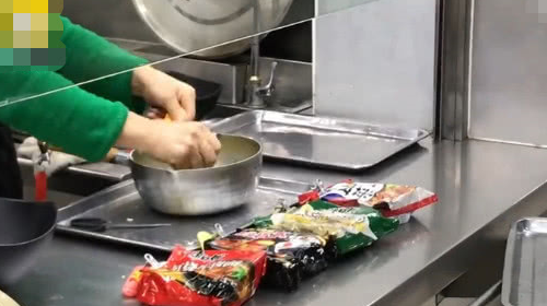 大学出现“泡面小食堂”，一天卖出3000多元，食堂阿姨笑不拢嘴(图3)