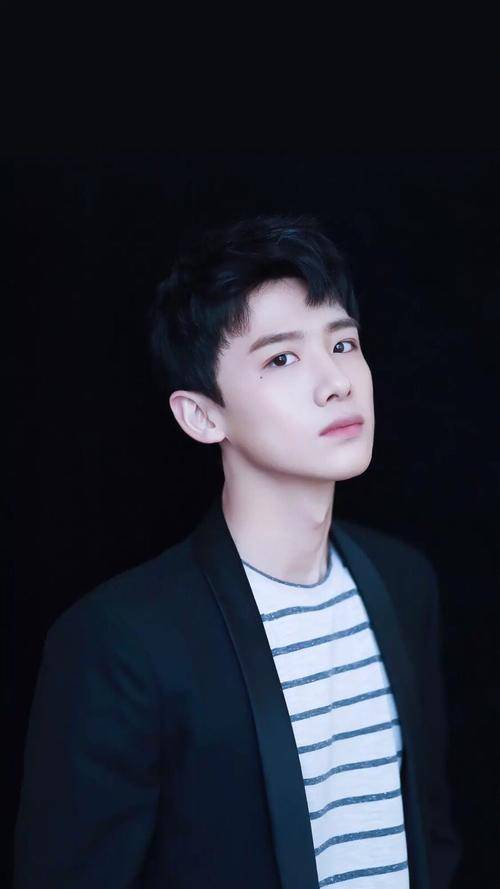 白敬亭和宋轶,一开始可能是为了地下恋情才没有公开,担心粉丝流失