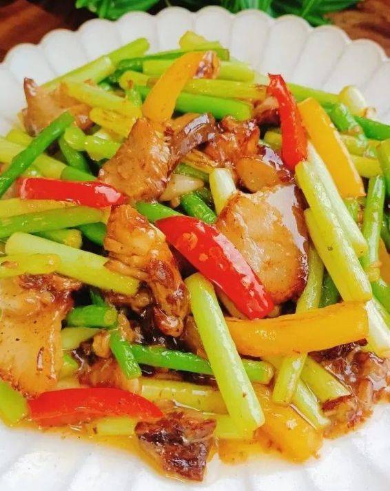 义丰祥芝麻油分享蒜薹炒肉的做法 