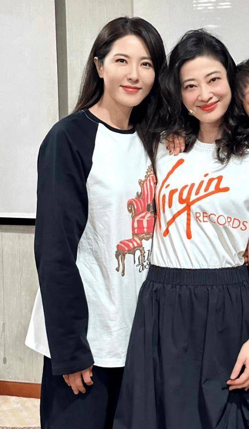 梅婷亮与闺蜜合影,短袖c型女神风情万种_风格_女性_着装