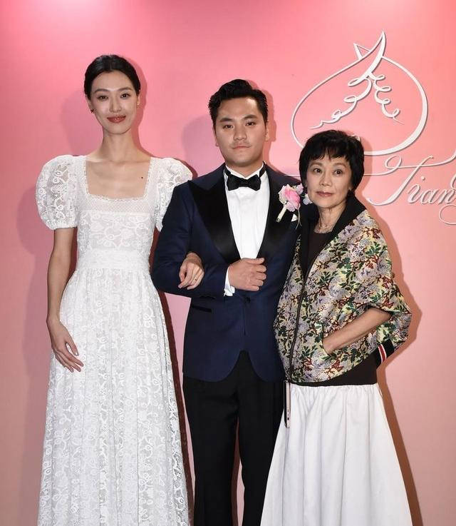 张艾嘉儿子婚礼:成龙儿子发福,柯震东憔悴,王菲女儿脸上有文身