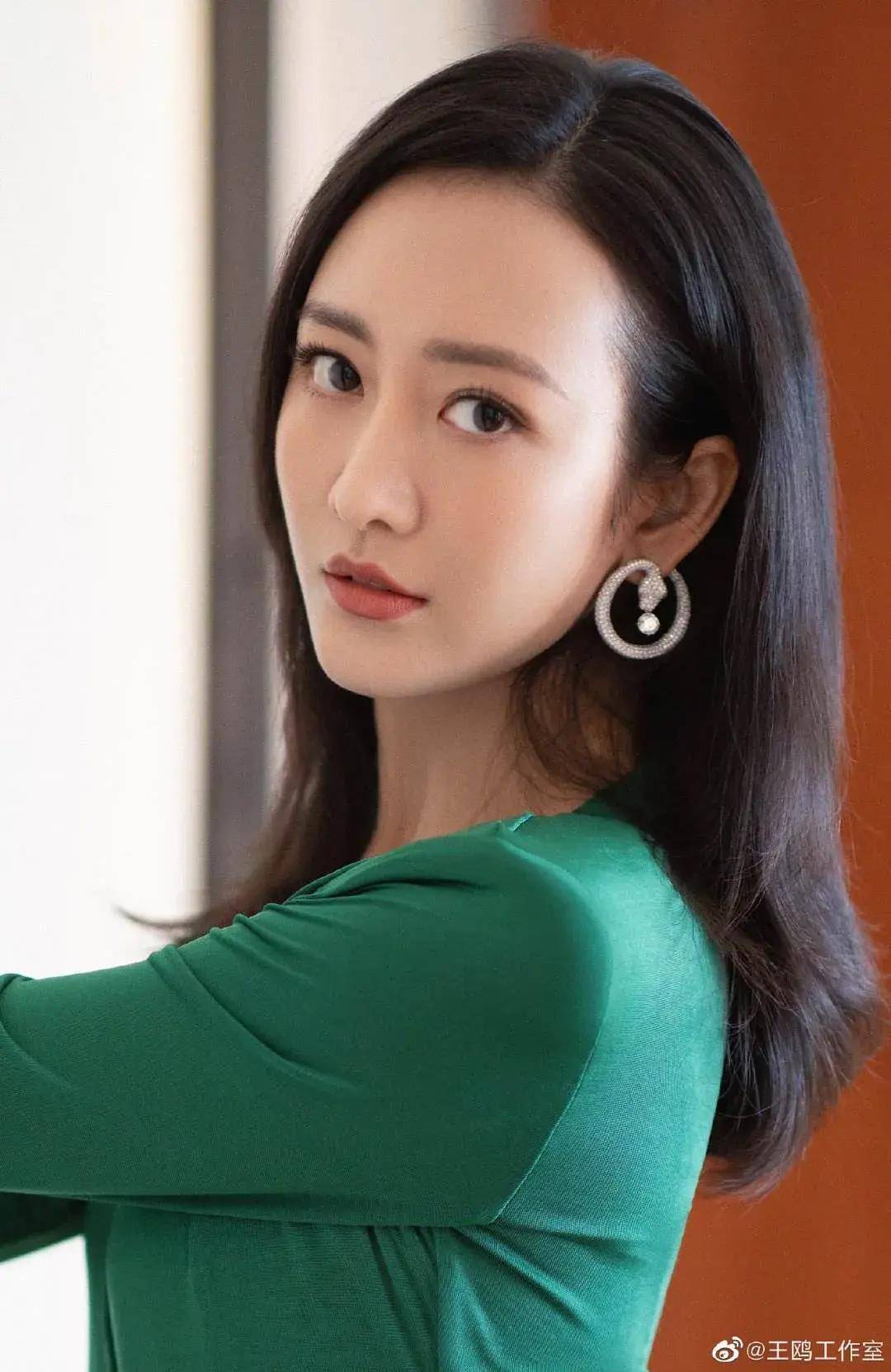 "双姝同框演技与颜值的碰撞"蒋欣和王鸥两位女演员在不断努力_观众