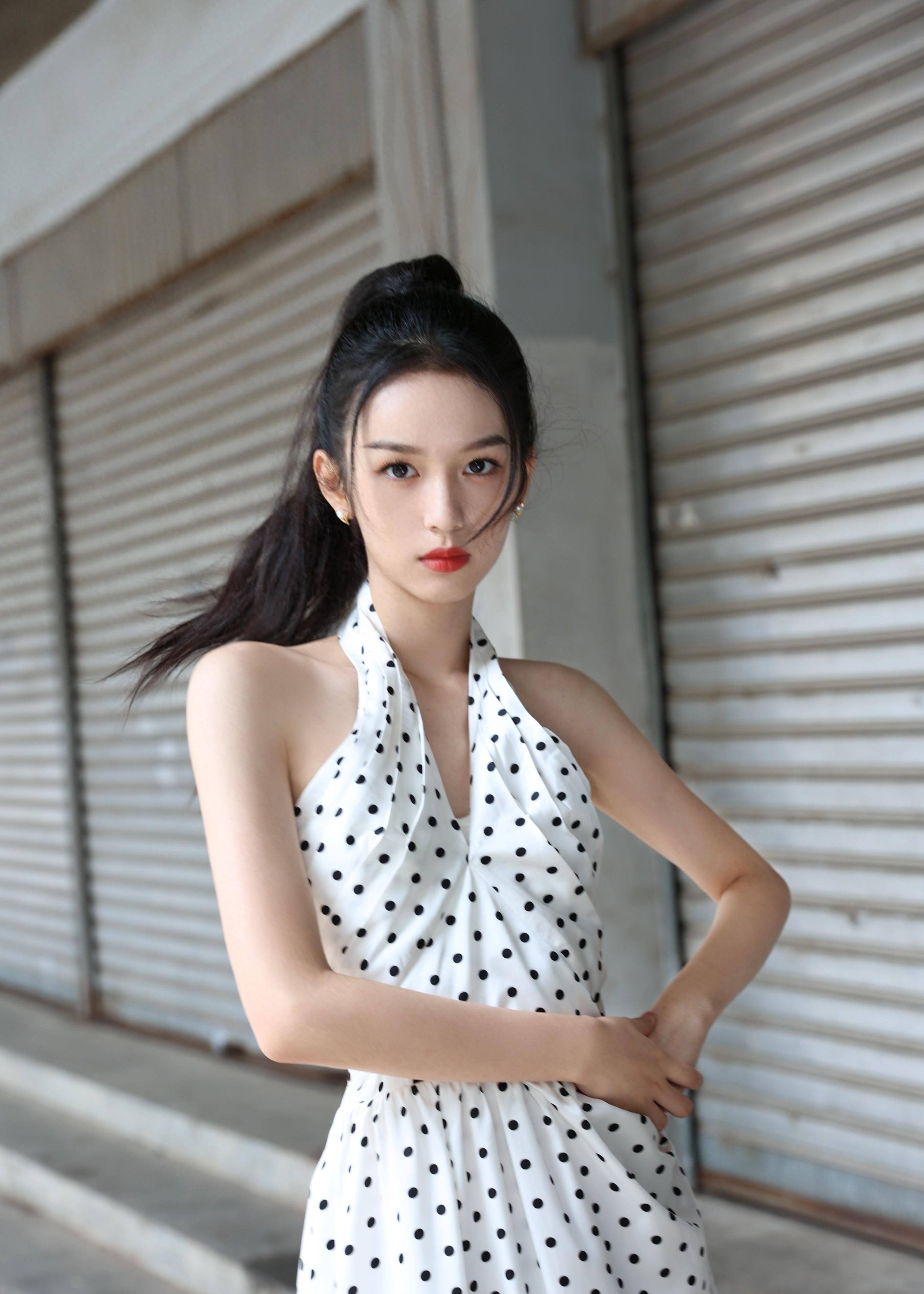 干净的波点图案将她可爱的身材与性感的风格完美结合,展现出她迷人的